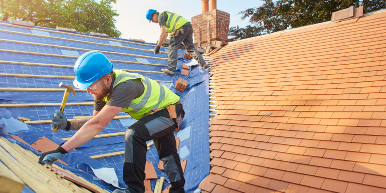web_builders-working-on-roof_istock-823328086_1600x800.png