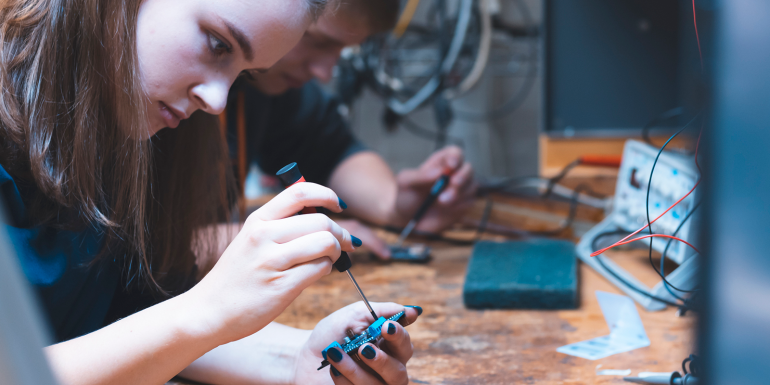 web_enginerring-students-in-the-lab_credit_istock-1091752314.png