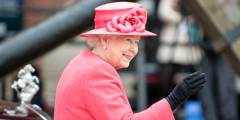 web_queen-elizabeth-waving_credit_shaun_jeffers_shutterstock_114857485_1600x0800.png