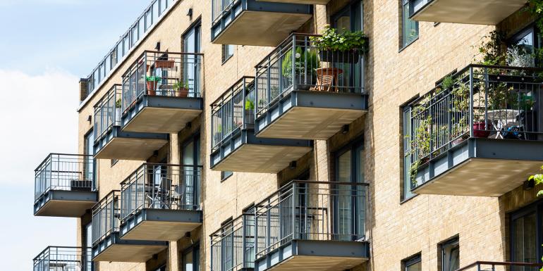 web_apartment-building-with-balconies-london_credit_istock-805119226.jpg