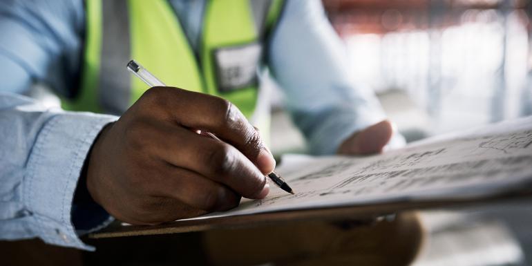 web_filling-out-paperwork-at-construction-site_credit_istock-1326870786.jpg