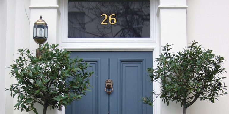 blue front door. CREDIT_istock-172157941