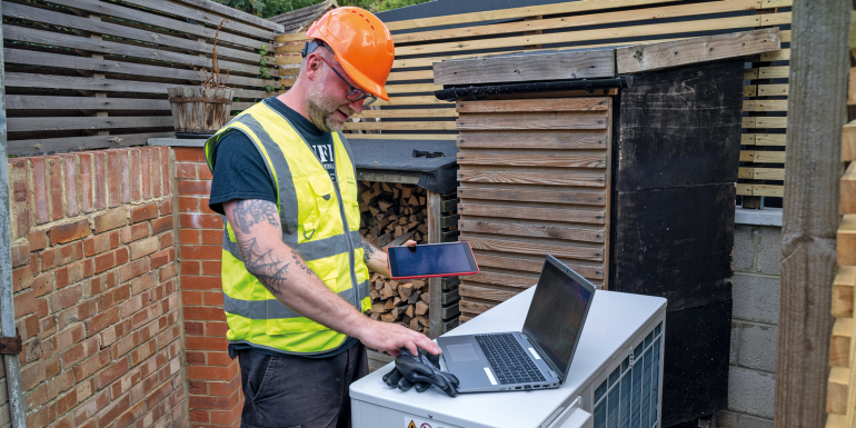 Service employee heat pump. CREDIT_istock-1648357810