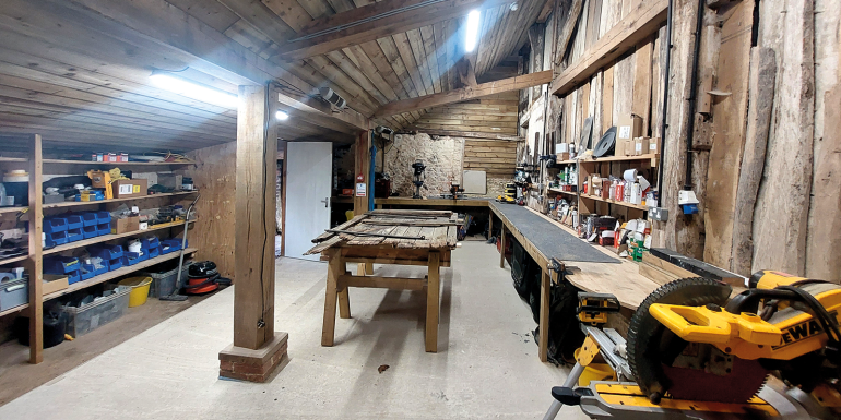Wooden workbench.supplied.png