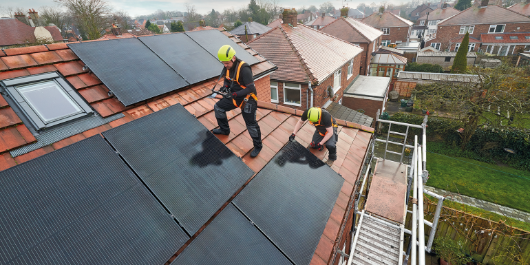 solar panel install team.CREDIT_istock-1629619662