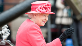 web_queen-elizabeth-waving_credit_shaun_jeffers_shutterstock_114857485_1600x0800.png