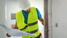 Supervisor de construcción haciendo un poco de control de calidad - Image credit : istock-1268578026