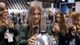 student discovers static energy with van de graaf generator